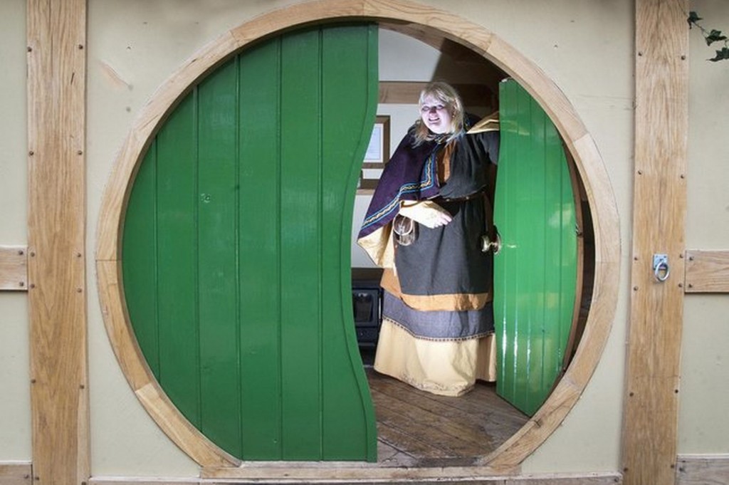 Carrie Sayer-White inside the $30,000 Hobbit house at the event (Courtesy of Birmingham Mail) 
